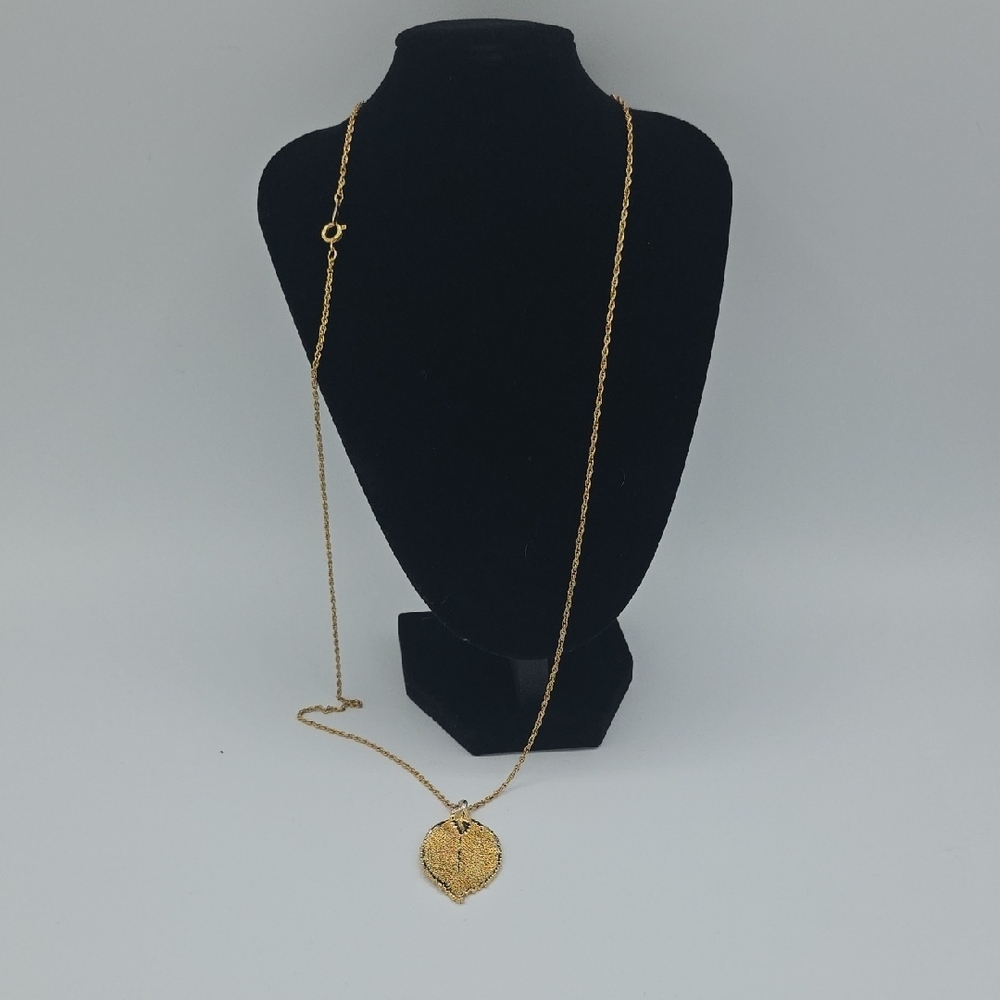 Elegant Gold Leaf Pendant Necklace - Picture 4 of 4